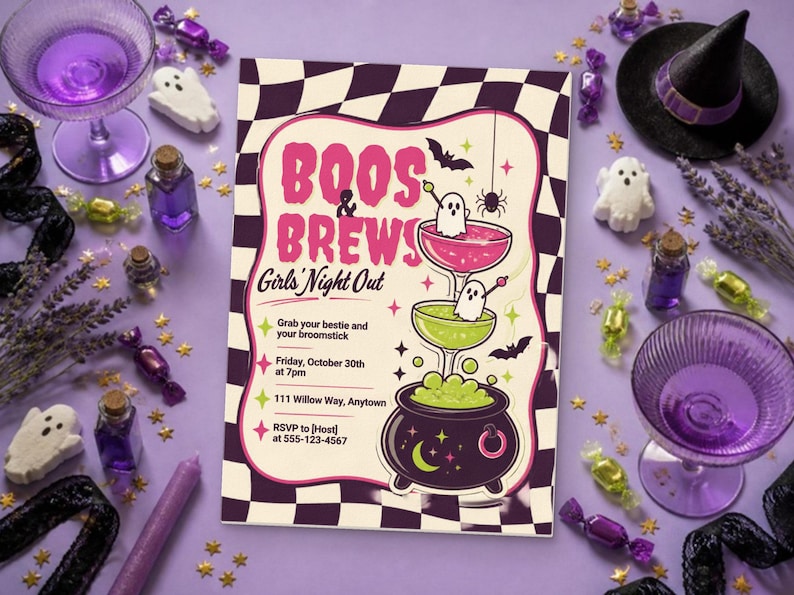 Pu&ograve; includere: Un invito rettangolare per una festa di Halloween con un bordo a scacchi bianchi e neri e un centro color crema. Il testo recita Boos & Brews Girls' Night Out, con i dettagli per venerd&igrave; 30 ottobre alle 19:00, 111 Willow Way, Anytown.