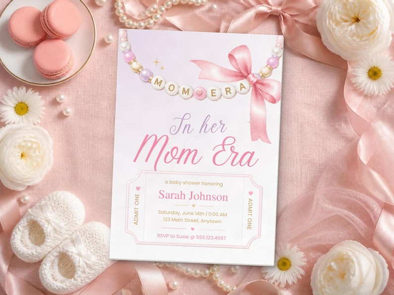Puede incluir: Una tarjeta de invitaci&oacute;n rectangular para baby shower con tonos rosas y blancos. En la parte superior muestra un collar de cuentas con el texto MOM ERA y un lazo rosa. El texto de la tarjeta dice In her Mom Era, honrando a Sarah Johnson.