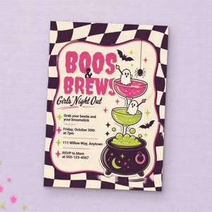 Pu&ograve; includere: Un biglietto d'invito rettangolare con un bordo a scacchi bianco e nero. Il testo recita Boos & Brews Girls' Night Out, con i dettagli per venerd&igrave; 30 ottobre alle 19:00. Le grafiche includono due bicchieri da cocktail, un calderone e fantasmi.