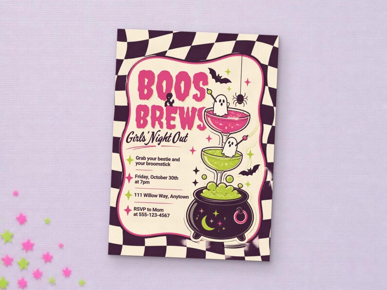 Pu&ograve; includere: Un biglietto d'invito rettangolare con un bordo a scacchi bianco e nero. Il testo recita Boos & Brews Girls' Night Out, con i dettagli per venerd&igrave; 30 ottobre alle 19:00. Le grafiche includono due bicchieri da cocktail, un calderone e fantasmi.