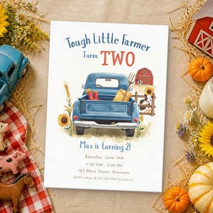 K&ouml;nnte beinhalten: Eine rechteckige Geburtstagseinladungskarte mit einer Illustration eines blauen Pick-ups, Sonnenblumen und einer roten Scheune. Der Text lautet: Tough Little Farmer turns TWO, Max is turning 2!, Saturday, June 14th, 11:00 AM - 2:00 PM, 123 Main Street, Anytown, RSVP to Mom @ 555.123.4567 by June 1st.