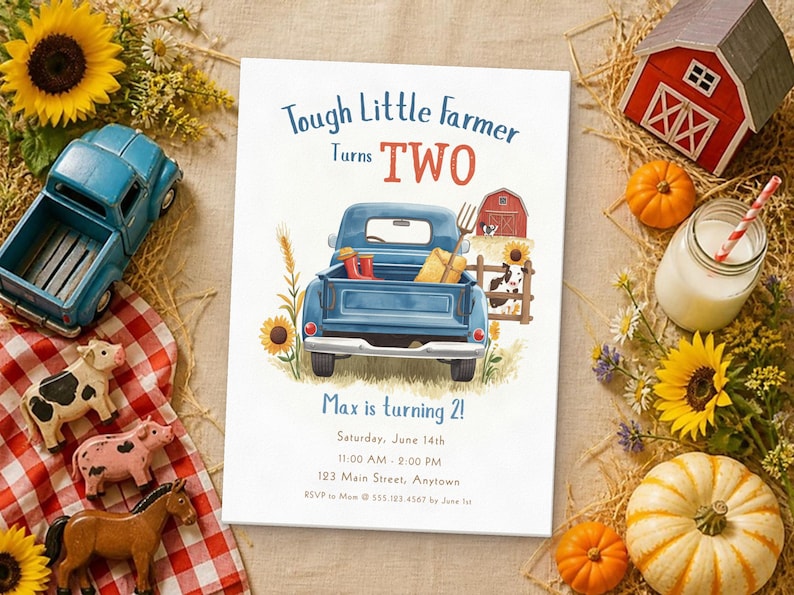 K&ouml;nnte beinhalten: Eine rechteckige Geburtstagseinladungskarte mit einer Illustration eines blauen Pick-ups, Sonnenblumen und einer roten Scheune. Der Text lautet: Tough Little Farmer turns TWO, Max is turning 2!, Saturday, June 14th, 11:00 AM - 2:00 PM, 123 Main Street, Anytown, RSVP to Mom @ 555.123.4567 by June 1st.