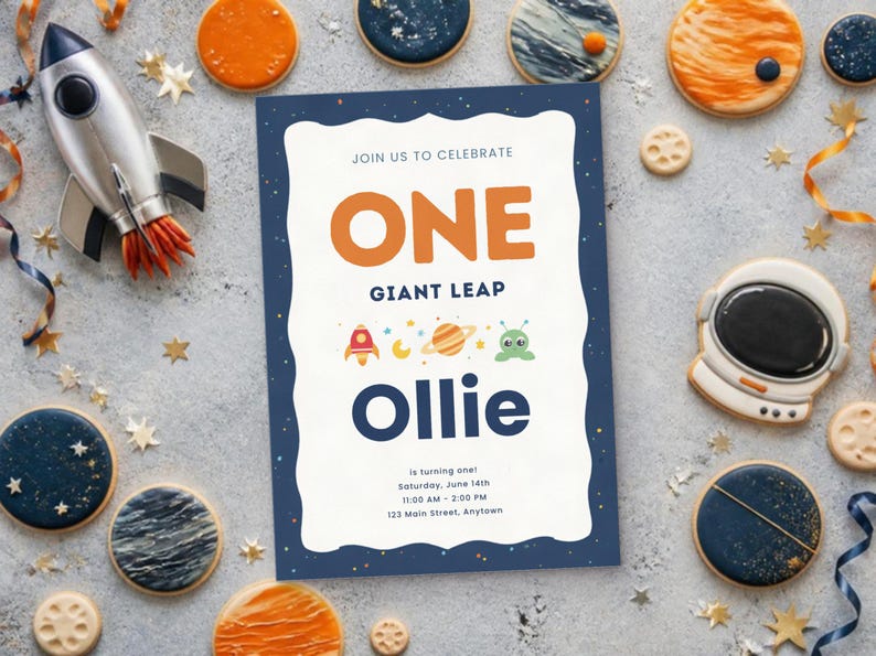 K&ouml;nnte beinhalten: Eine rechteckige Geburtstagseinladungskarte mit dunkelblauem Rand und Sternen, wei&szlig;er Mitte, orangefarbenem Text ONE, GIANT LEAP, kleinen Weltraum-Symbolen und dem Namen Ollie in Dunkelblau sowie den Veranstaltungsdetails darunter.