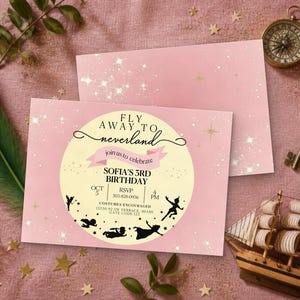 Könnte beinhalten: Eine rosafarbene, rechteckige Geburtstagseinladungskarte mit einem kreisförmigen cremefarbenen Zentrum, das den Text Fly Away To Neverland, Sofia's 3rd Birthday, Oct 5, 4 PM, RSVP 305-828-0956 und Adressdetails enthält, verziert mit schwarzen Silhouetten fliegender Figuren.