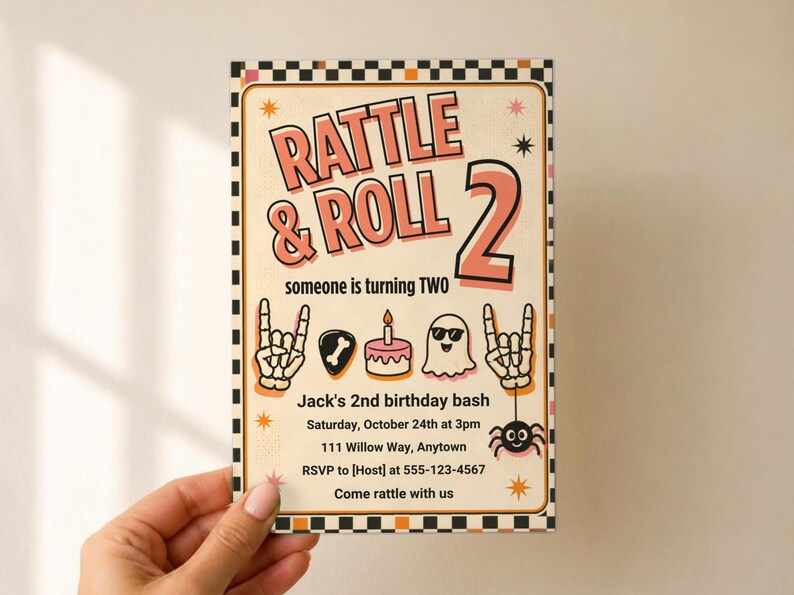 Puede incluir: Una tarjeta de invitaci&oacute;n de cumplea&ntilde;os rectangular con un borde a cuadros negro y naranja. El texto dice RATTLE & ROLL 2, someone is turning TWO, Jack's 2nd birthday bash, Saturday, October 24th at 3pm, 111 Willow Way, Anytown, RSVP to 555-123-4567, Come rattle with us. Los gr&aacute;ficos incluyen manos de esqueleto, una p&uacute;a de guitarra, un pastel, un fantasma y una ara&ntilde;a.