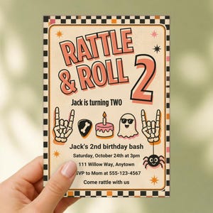 Puede incluir: Una tarjeta de invitaci&oacute;n de cumplea&ntilde;os rectangular con un borde de cuadros blancos y negros. El texto dice RATTLE & ROLL 2, Jack is turning TWO y Jack's 2nd birthday bash. Los gr&aacute;ficos incluyen manos de esqueleto, una p&uacute;a, un pastel, un fantasma y una ara&ntilde;a.