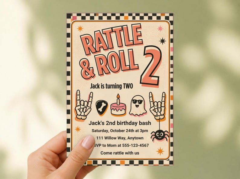 Puede incluir: Una tarjeta de invitaci&oacute;n de cumplea&ntilde;os rectangular con un borde de cuadros blancos y negros. El texto dice RATTLE & ROLL 2, Jack is turning TWO y Jack's 2nd birthday bash. Los gr&aacute;ficos incluyen manos de esqueleto, una p&uacute;a, un pastel, un fantasma y una ara&ntilde;a.