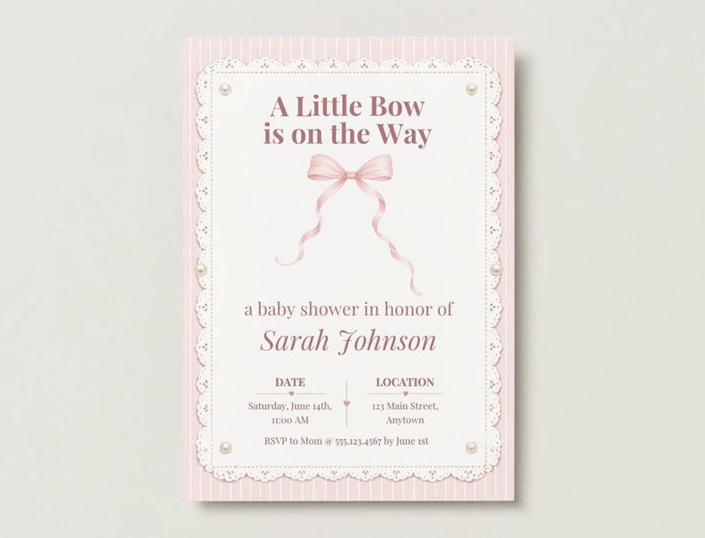 Puede incluir: Una tarjeta de invitaci&oacute;n rectangular para baby shower con fondo de rayas rosa claro y un panel central blanco con borde de encaje y detalles de perlas. El texto dice A Little Bow is on the Way, Sarah Johnson, y los detalles.