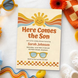 Pu&ograve; includere: Un invito rettangolare per baby shower con un sole sorridente, strisce arcobaleno ondulate e il testo Here Comes the Son. La carta include i dettagli dell'evento, un'illustrazione di occhiali da sole e un bordo a scacchi.