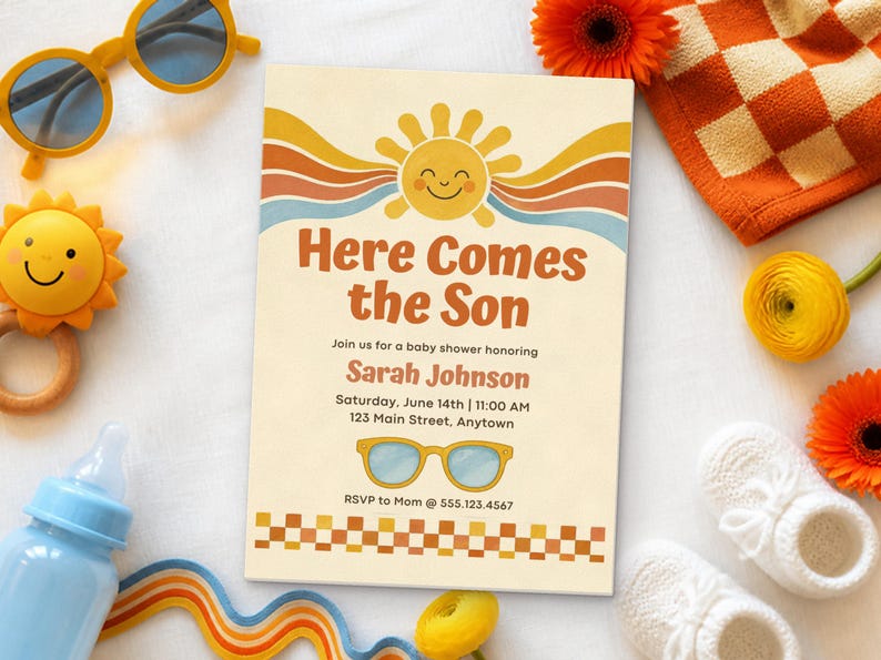 Pu&ograve; includere: Un invito rettangolare per baby shower con un sole sorridente, strisce arcobaleno ondulate e il testo Here Comes the Son. La carta include i dettagli dell'evento, un'illustrazione di occhiali da sole e un bordo a scacchi.