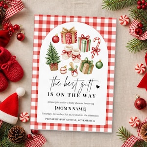 Può includere: Un invito rettangolare per baby shower con un bordo a quadri rossi e bianchi. Il centro presenta illustrazioni ad acquerello di regali, un albero e scarpine da neonato. Il testo recita: The best gift is on the way, honoring [MOM'S NAME].