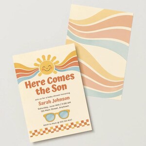Pu&ograve; includere: Un invito rettangolare per baby shower con un sole sorridente e linee ondulate arancioni, gialle e blu. Il testo recita Here Comes the Son, Sarah Johnson, Saturday, June 14th, 11:00 AM, 123 Main Street, Anytown, RSVP to Mom 555.123.4567, con occhiali da sole e un bordo a scacchi.