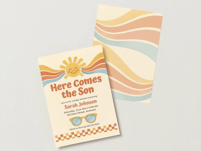 Pu&ograve; includere: Un invito rettangolare per baby shower con un sole sorridente e linee ondulate arancioni, gialle e blu. Il testo recita Here Comes the Son, Sarah Johnson, Saturday, June 14th, 11:00 AM, 123 Main Street, Anytown, RSVP to Mom 555.123.4567, con occhiali da sole e un bordo a scacchi.