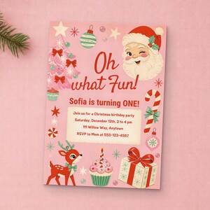 Puede incluir: Una invitaci&oacute;n de cumplea&ntilde;os rectangular de color rosa con un Santa Claus gui&ntilde;ando un ojo, un reno, un &aacute;rbol de Navidad, un bast&oacute;n de caramelo, un cupcake y un regalo. El texto dice: Oh what Fun! Sofia is turning ONE! Join us for a Christmas birthday party.
