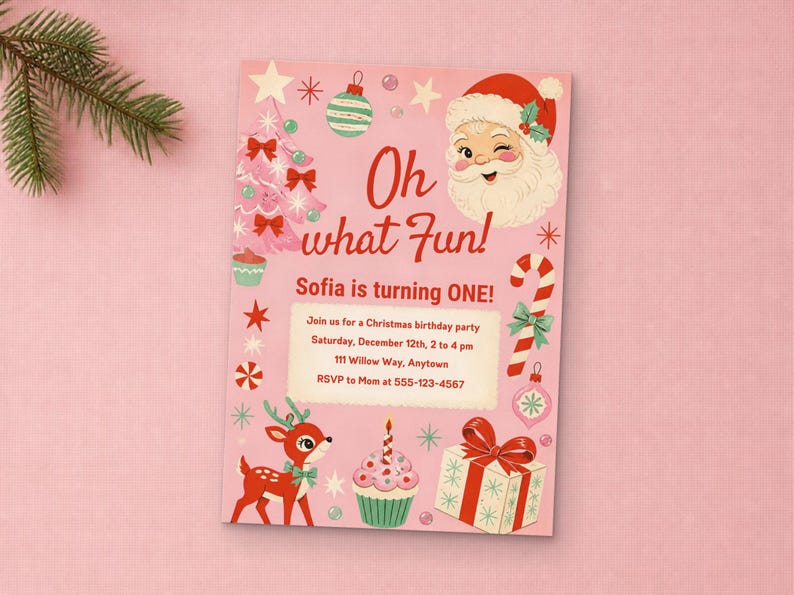 Puede incluir: Una invitaci&oacute;n de cumplea&ntilde;os rectangular de color rosa con un Santa Claus gui&ntilde;ando un ojo, un reno, un &aacute;rbol de Navidad, un bast&oacute;n de caramelo, un cupcake y un regalo. El texto dice: Oh what Fun! Sofia is turning ONE! Join us for a Christmas birthday party.