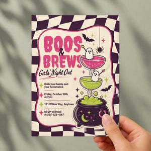 Pu&ograve; includere: Un volantino rettangolare con un bordo a scacchi bianco e nero che riporta il testo Boos & Brews Girls' Night Out. Il design include illustrazioni di due fantasmi in bicchieri da cocktail, un calderone, pipistrelli e un ragno su sfondo crema.