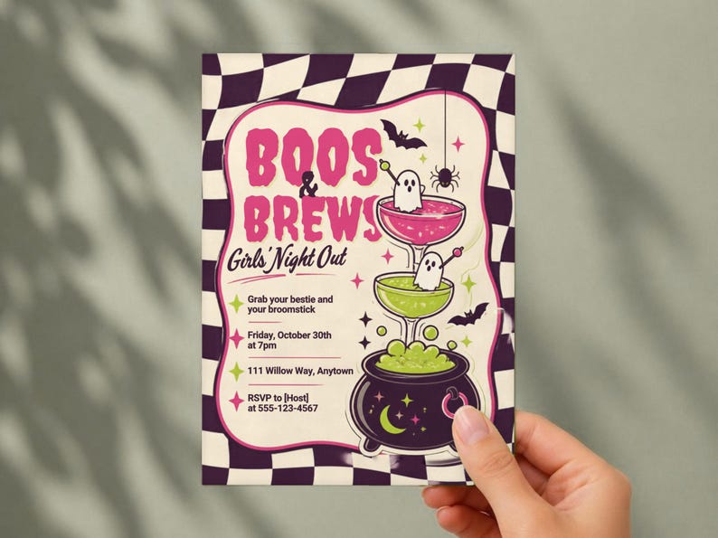 Pu&ograve; includere: Un volantino rettangolare con un bordo a scacchi bianco e nero che riporta il testo Boos & Brews Girls' Night Out. Il design include illustrazioni di due fantasmi in bicchieri da cocktail, un calderone, pipistrelli e un ragno su sfondo crema.