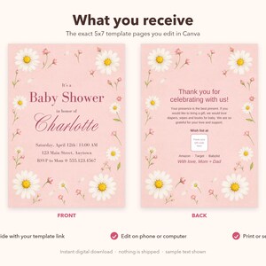 Puede incluir: Dos plantillas de invitaci&oacute;n para baby shower de 13x18 cm sobre un fondo rosa claro con ilustraciones de margaritas blancas. El frente incluye texto como Baby Shower in honor of Charlotte. El reverso incluye agradecimientos y un c&oacute;digo QR.