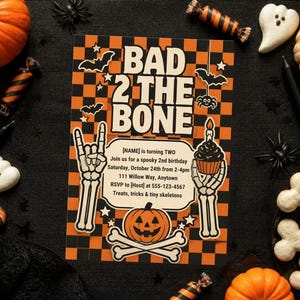 Può includere: Un biglietto d'invito di compleanno rettangolare con uno sfondo a scacchi arancione e nero. Il testo recita BAD 2 THE BONE, [NAME] is turning TWO, Join us for a spooky 2nd birthday, Saturday, October 24th from 2-4pm, 111 Willow Way, Anytown, RSVP to [Host] at 555-123-4567, Treats, tricks & tiny skeletons. Include mani di scheletro, un cupcake, una zucca e pipistrelli.