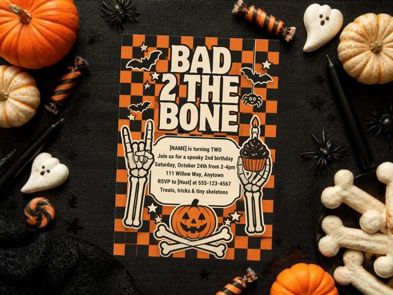 Peut inclure: Une carte d'invitation d'anniversaire rectangulaire avec un fond &agrave; damier orange et noir. Le texte indique BAD 2 THE BONE, [NAME] is turning TWO, Join us for a spooky 2nd birthday, Saturday, October 24th from 2-4pm, 111 Willow Way, Anytown, RSVP to [Host] at 555-123-4567, Treats, tricks & tiny skeletons. Comprend des mains squelettiques, un cupcake, une citrouille et des chauves-souris.