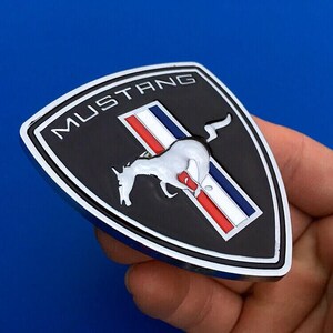 Emblema delantero Mustang Pony cromado, con licencia Ford, nuevo, 2015-22, tricolor, 2 piezas. Shield Black&Silver