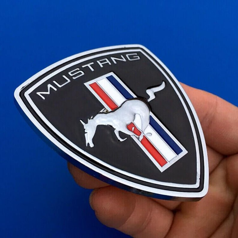 Emblema delantero Mustang Pony cromado, con licencia Ford, nuevo, 2015-22, tricolor, 2 piezas. Shield Black&Silver