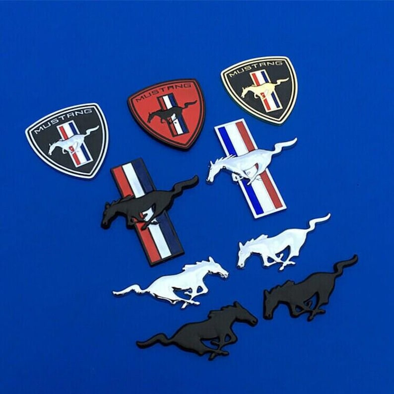 Emblema delantero Mustang Pony cromado, con licencia Ford, nuevo, 2015-22, tricolor, 2 piezas. Mustang Silver