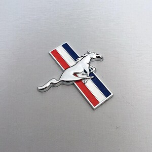 Emblema delantero Mustang Pony cromado, con licencia Ford, nuevo, 2015-22, tricolor, 2 piezas. Tri Silver