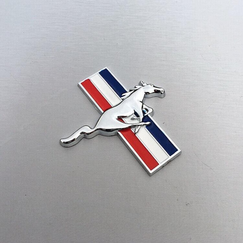 Emblema delantero Mustang Pony cromado, con licencia Ford, nuevo, 2015-22, tricolor, 2 piezas. Tri Silver