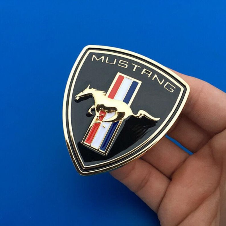 Emblema delantero Mustang Pony cromado, con licencia Ford, nuevo, 2015-22, tricolor, 2 piezas. Shield Black&Gold