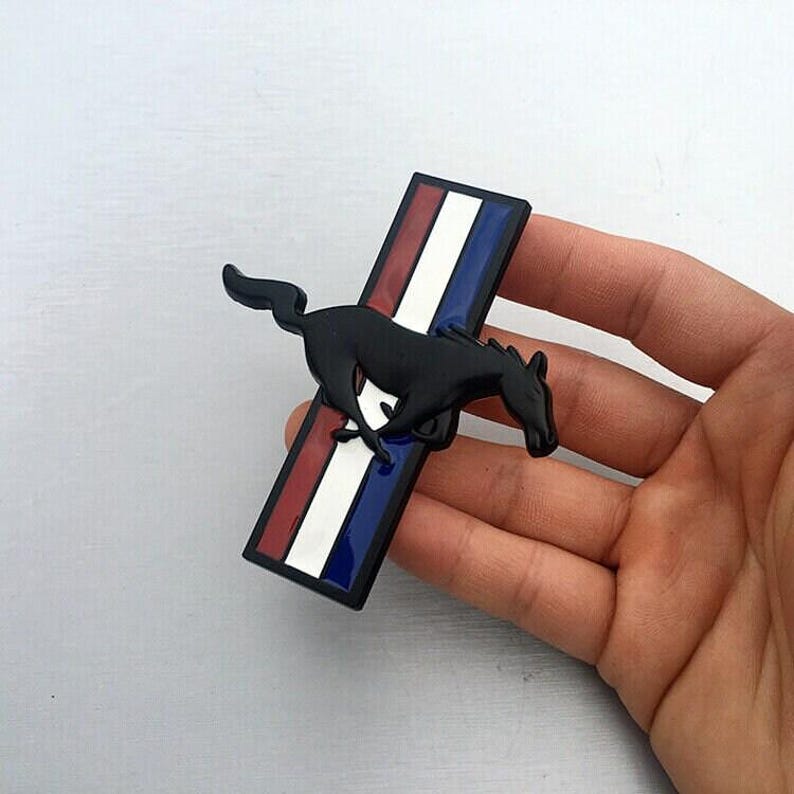 Emblema delantero Mustang Pony cromado, con licencia Ford, nuevo, 2015-22, tricolor, 2 piezas. Tri Black