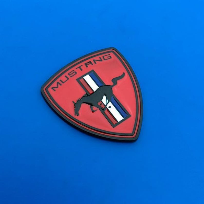 Emblema delantero Mustang Pony cromado, con licencia Ford, nuevo, 2015-22, tricolor, 2 piezas. Black n Red