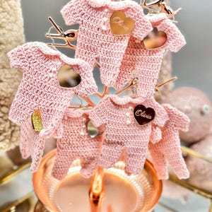 Baby Shower Favors Girl, Crochet Gift for Guests in Bulk, Baby Shower Favors Boy, Crochet Jumpsuit Magnet, Pink Birthday Party Decorations