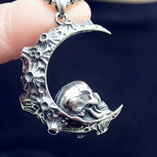 Retro Domineering Big Moon Looking Up Skull Pendant Necklace