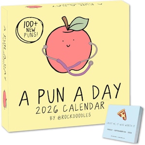 以下が含まれることがあります： 聴診器をつけたリンゴの漫画が描かれた「A Pun A Day 2026」カレンダー。カレンダーの箱は薄い黄色で、「A PUN A DAY」と「100+ NEW PUNS！」の文字が書かれています。小さなメモ帳にはピザのスライスが描かれています。