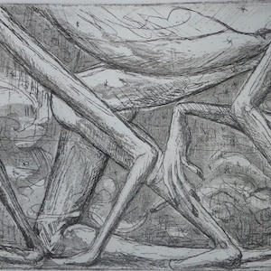 Puede incluir: Dibujo abstracto en blanco y negro de una figura con extremidades largas y un fondo texturizado.