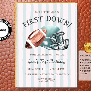 Puede incluir: Tarjeta de invitación con temática de fútbol americano. El diseño presenta un balón de fútbol, un casco y el texto "Our Little Man's First Down!" en una fuente decorativa. Incluye detalles para una fiesta de cumpleaños.