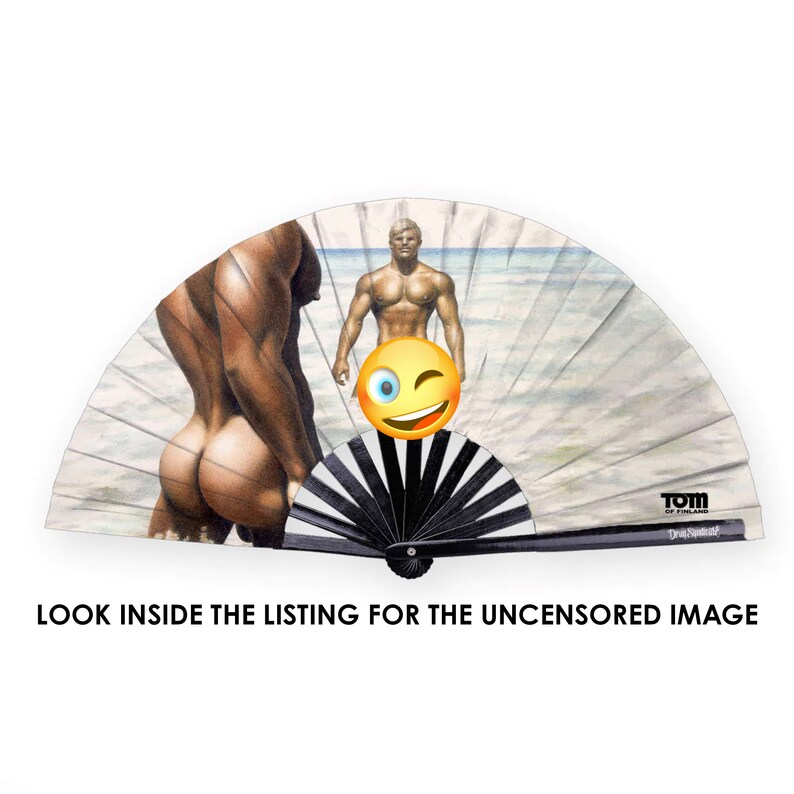 Puede incluir: Un abanico plegable blanco con un mango negro y una imagen impresa de dos hombres en una playa. La imagen es una pintura de dos hombres, uno con una complexi&oacute;n musculosa y el otro con una complexi&oacute;n m&aacute;s delgada. Los dos hombres est&aacute;n desnudos y de pie en el agua. El abanico est&aacute; hecho de papel y tiene un mango negro. El abanico est&aacute; plegado y tiene un fondo blanco. El abanico est&aacute; decorado con un patr&oacute;n blanco y negro. El abanico es un art&iacute;culo decorativo y no est&aacute; destinado a ser utilizado como un dispositivo de enfriamiento.