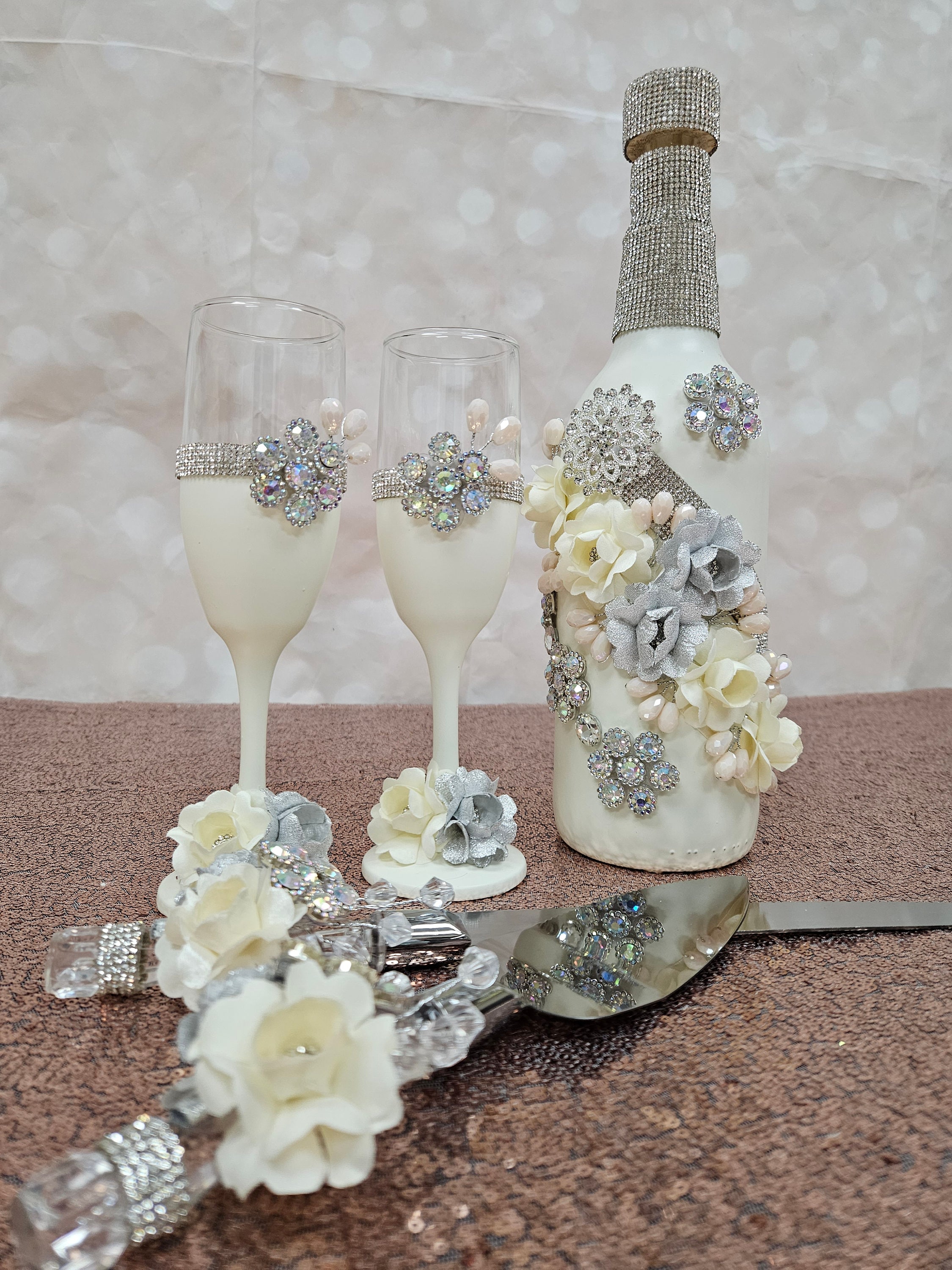 Elegant Wedding Toasting Set: Decorated Champagne Glasses & Cake Server