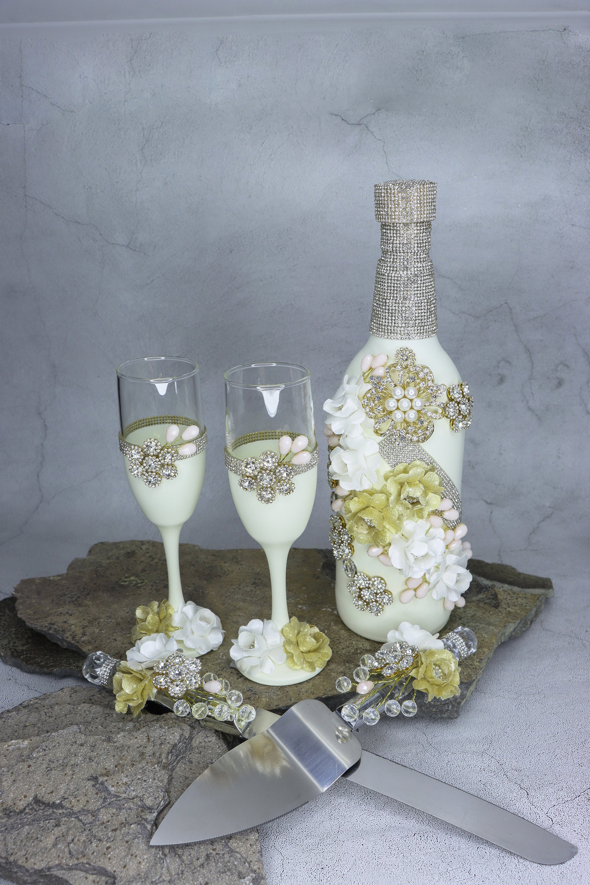 Elegant Wedding Toasting Set: Decorated Champagne Glasses & Cake Server