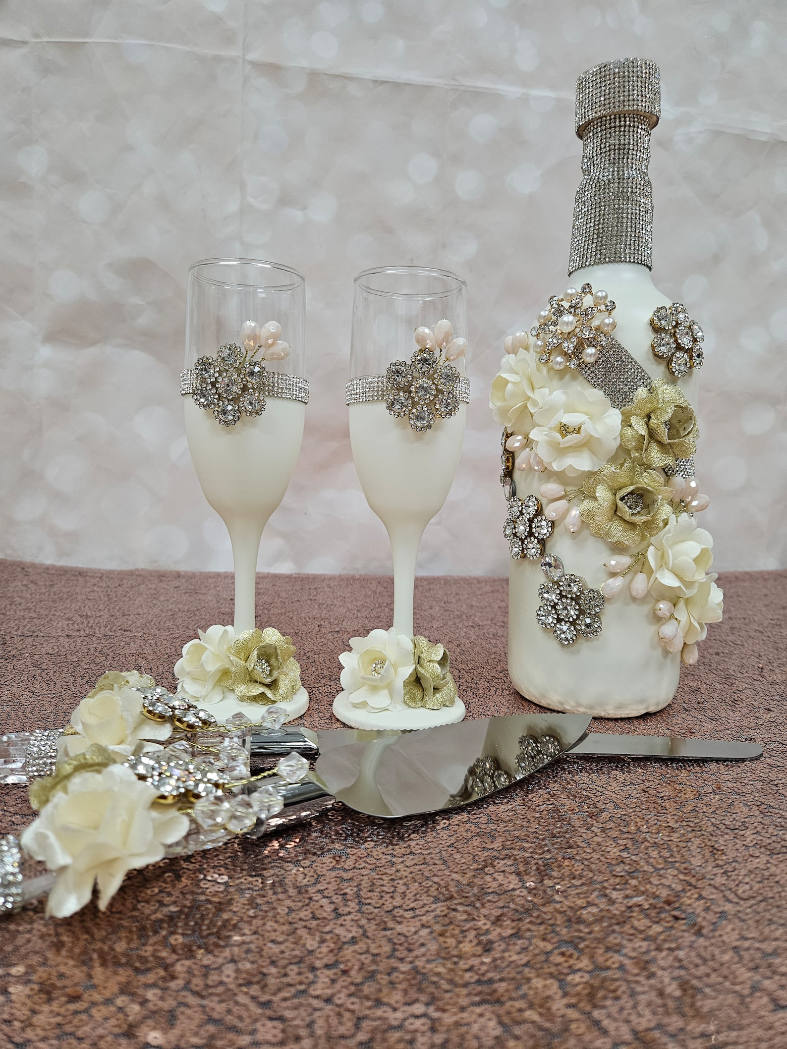 Elegant Wedding Toasting Set: Decorated Champagne Glasses & Cake Server