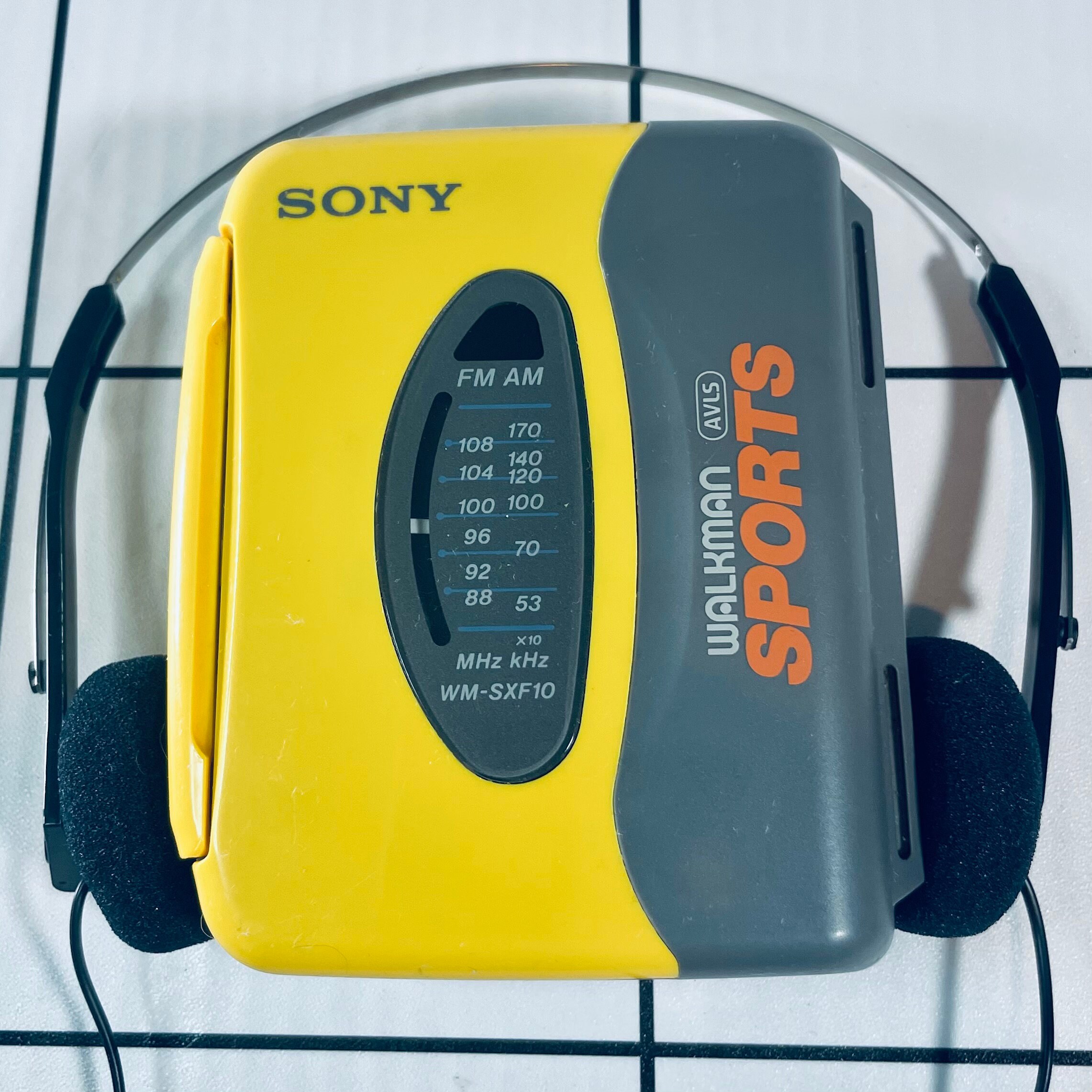 Sony Walkman Sports FM/AM Radio high quality Cassette Player AVLS WM-SXF10