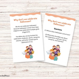 Pu&ograve; includere: Due carte colorate con illustrazioni di bambini che leggono libri. Il testo sulle carte discute perch&eacute; le persone non festeggiano Halloween e pone domande sulle origini della festa.