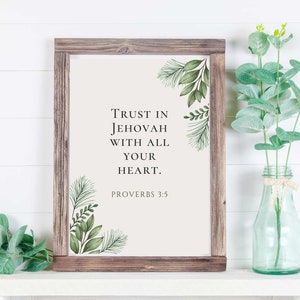 Könnte beinhalten: Ein gerahmter Druck mit weißem Hintergrund und grünem Laub in den Ecken. Der Druck zeigt den Text "TRUST IN JEHOVAH WITH ALL YOUR HEART. PROVERBS 3:5"
