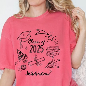 Camiseta personalizada de la clase de último año de 2025, regalos de graduación personalizados, camiseta con lindo dibujo artístico de graduado de universidad o escuela secundaria, título o diploma