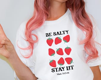 Camiseta cristiana de fresa, divertida camiseta con versículos bíblicos de colores cómodos para mujer, camiseta "Be Salty Stay Lit" de regalo, camiseta con escrituras religiosas
