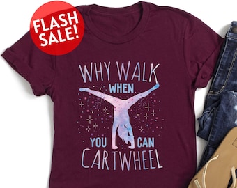 Może przedstawiać: Bordowy t-shirt z grafiką osoby wykonującej przewrót w przód z tekstem "Why walk when you can cartwheel".