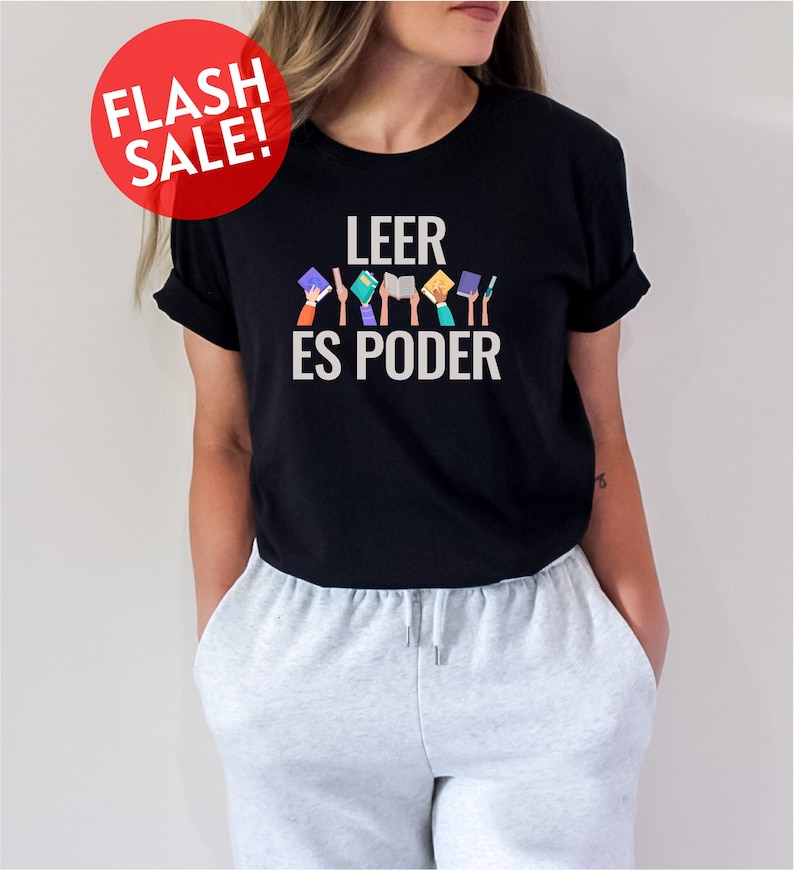 a woman wearing a black tee shirt with the words leer es poder printed