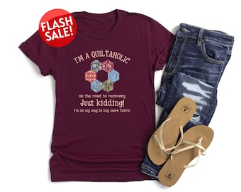 Camiseta "Soy una adicta a las colchas", Camiseta con frases divertidas para quilters, Camiseta para entusiastas de las telas, Regalo para quilters, Regalo para amantes del patchwork, Camiseta con bloques de patchwork, Mamá