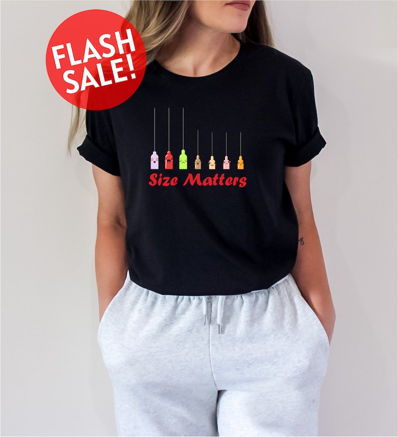 a woman wearing a black t - shirt that says size matters